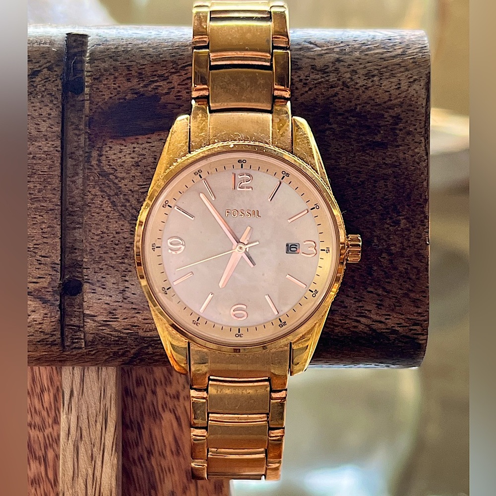 🕰️FOSSIL🕰️- Gold Bracelet/ Pink Pearlescent Face Wristwatch (NEEDS BATTERY)